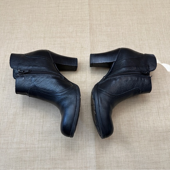 Born 'Claire' Black Leather Short Booties Boots - Picture 5 of 13